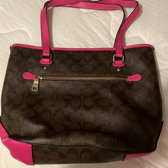 Medium Coach Shoulder Bag. - Picture 3 of 7